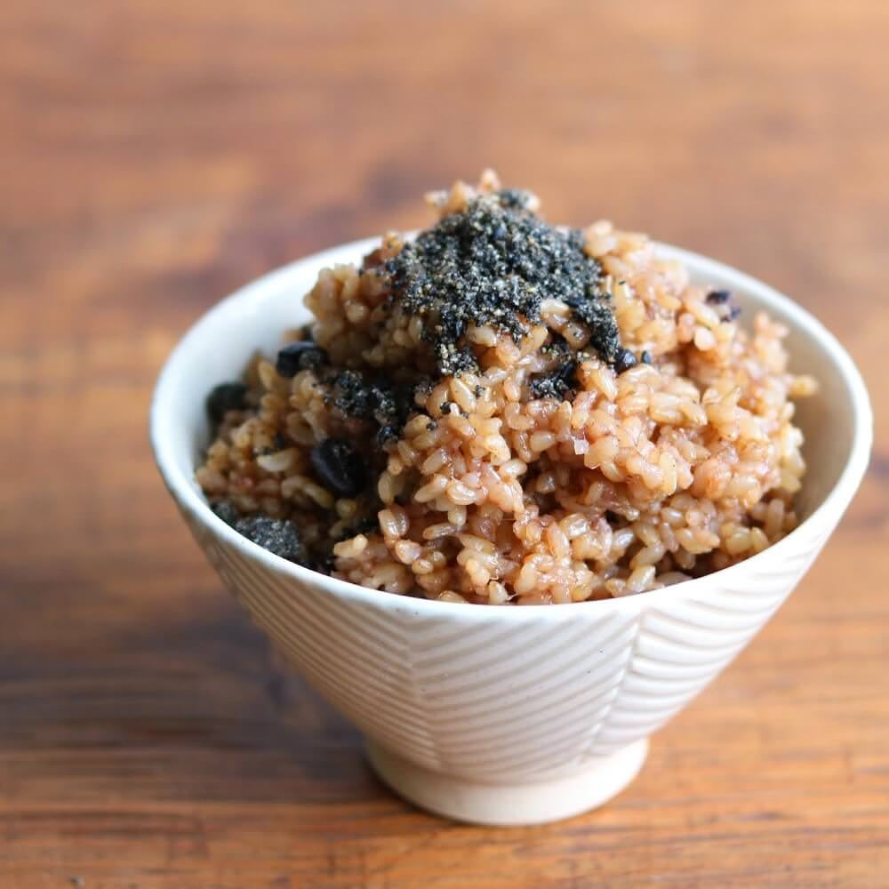 寝かせ玄米によく合うごま塩